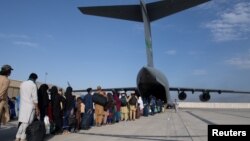 Посадка пасажирів на військовий літак Повітряних сил США C-17 Globemaster III для евакуації з Афганістану, 24 серпня 2021 року