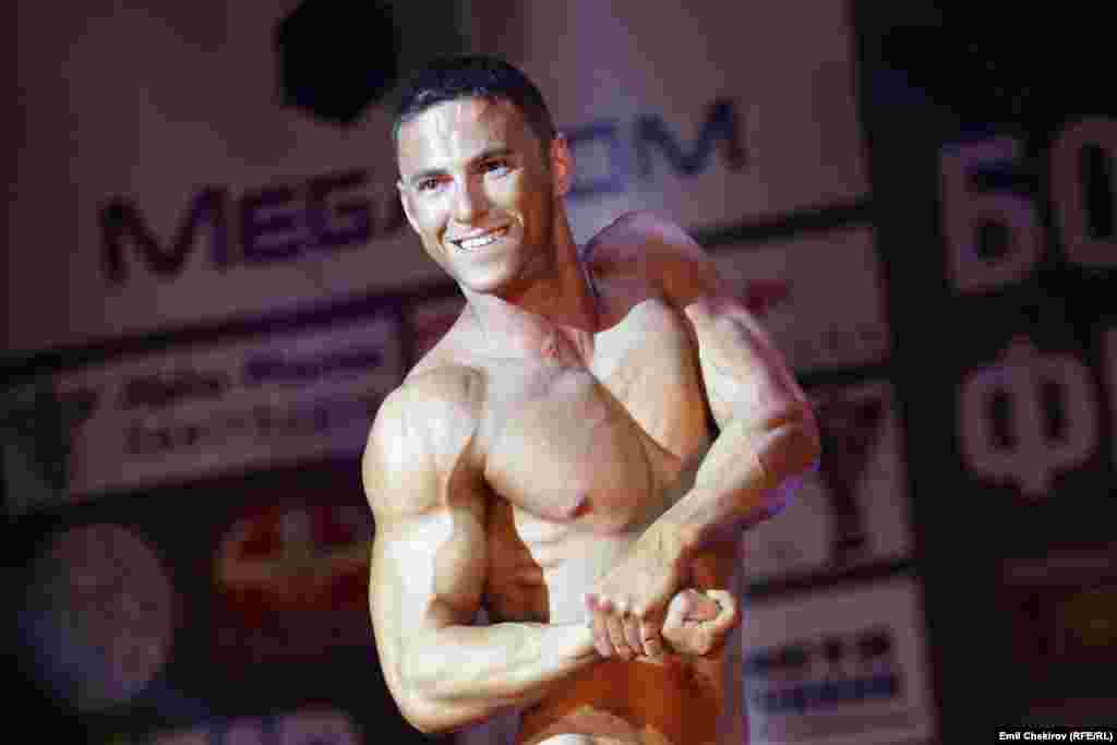 Эркектер арасында таймаштар 90 килограмм салмакка чейин жана 90 килограмм салмактар жогоркулар арасында өттү. Алар бодибилдинг жана абсолюттук салмакта &quot;менс физик&quot; категориясында өнөрлөрүн көргөзүштү.