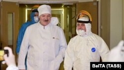 Александр Лукашенко ҳангоми боздид аз бемористоне дар Минск. 27-уми ноябри 2020