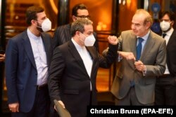 انریکه مورا و عباس عراقچی در حاشیه کمیسیون مشترک برجام در وین در نیمه خرداد ماه امسال