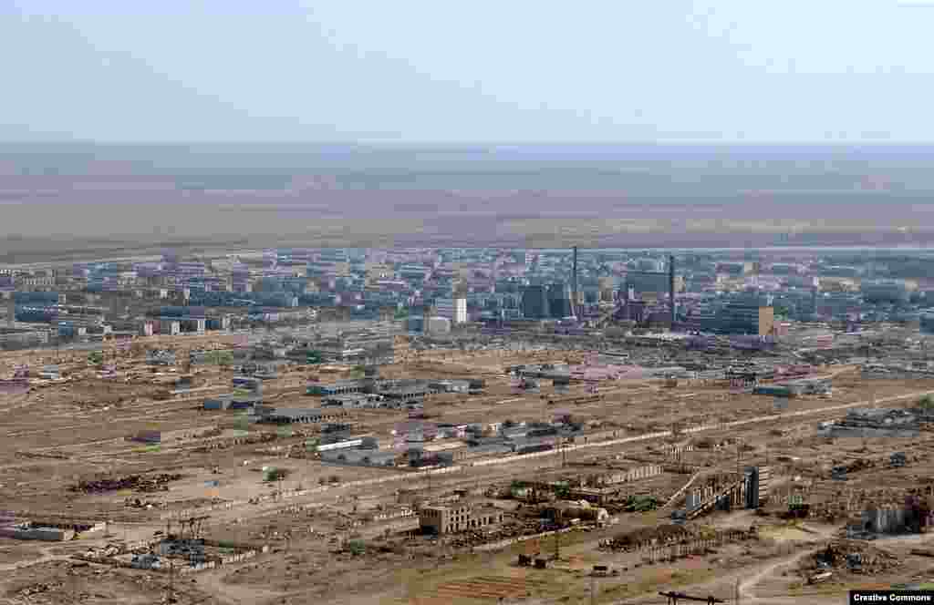 Вигляд на місто Байконур з повітря в 2009 році, коли населення міста становило 36 000 осіб. Вся економіка Байконуру базується на космічній індустрії. У радянські часи 70 відсотків населення були етнічними росіянами, решта &ndash; казахи. З часів розпаду СРСР пропорції змінилися на прямо протилежні