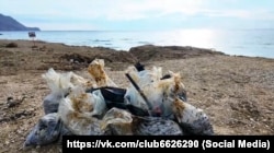 Зібраний волонтерами на узбережжі Судака мазут із російських танкерів, 9 січня 2025 року