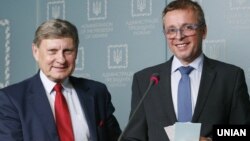 Лєшек Бальцерович (ліворуч) та Іван Міклош під час брифінгу у Києві. 5 травня 2016 року