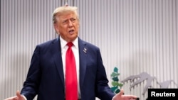 Доналд Трамп дар нишасти сарони кишварҳои Гурӯҳи 7 дар Канада.