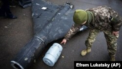 Український військовий показує термобаричний заряд збитого раніше безпілотника Shahed, запущеного Росією. Дослідницька лабораторія, 14 листопада 2024 року (фото ілюстративне)
