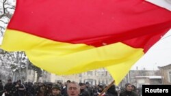 Сторонники Аллы Джиоевой. 29 ноября 2011 года