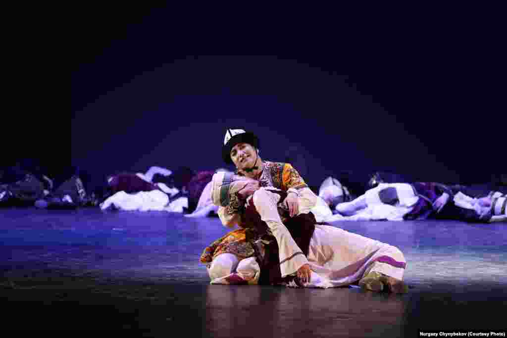 Манас с матерью