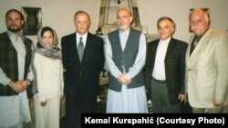 Foto iz arhive Kemala Kurspahića: Autor (desno) u ljeto 2003. godine u posjeti Kabulu u susretu s predsjednikom Afganistana Hamidom Kharzaijem.