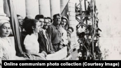 Nicolae (fekete kabátban) és Elena (fehér blúzban) Ceaușescu egy, a bukaresti Egyetem térre néző balkonon. A pár a bevonuló szovjet csapatokat várja, miután Románia náci-barát kormánya 1944 augusztusában megbukott egy puccs következtében.