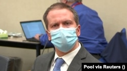 Derek Chauvin u sudnici suda u Minneapolisu, Minnesota, SAD (20. april)