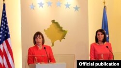 Kosovska predsednica Alifete Jahjaga i američka ambasadorka Tracey Ann Jacobson, oktobar 2012.