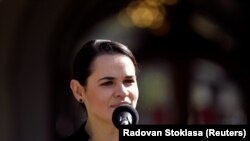 Szvjatlana Cihanouszkaja belarusz ellenzéki vezető beszédet tart Pozsonyban Igor Matovič szlovák miniszterelnökkel tartott találkozóján, 2020. október 8-án