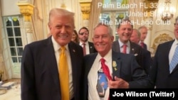 დონალდ ტრამპი (მარცხნივ) და ჯო უილსონი