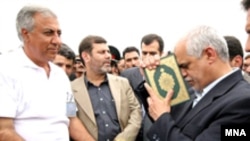 امیر حیات مقدم، استاندار خوزستان (نفر وسط) همراه با وزیر راه و ترابری ( سمت راست)