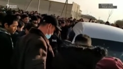 В Хорезме тысячи безработных собрались возле здания «Артель»