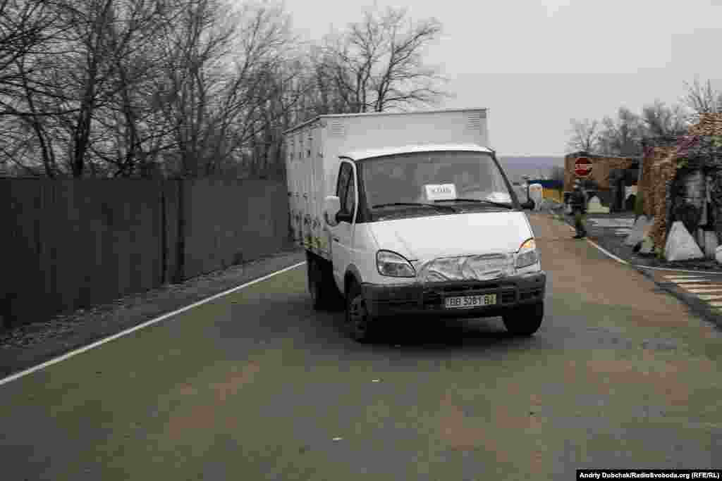 Через КПВВ &laquo;Золоте&raquo; дозволений проїзд автотранспорту місцевих жителів та обслуговуючого персоналу, який рухається у селища на лінії зіткнення &ndash; Катеринівку та Золоте-4.