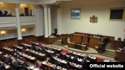 Сегодня на пленарном заседании оппозиция подвергла резкой критике эту поправку, но сопротивление у представителей правящей партий эта критика не вызвала