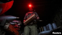 Український військовослужбовець зі 141-ї ОМБ переносить боєприпаси на позиції в Донецькій області. Вересень 2025 року (ілюстраційне фото)