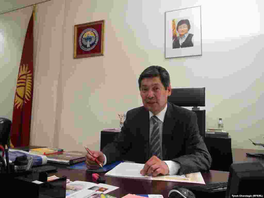 Кыргызский посол Толонду Макеев. - Поминальный вечер, посвященный жертвам трагических событий на юге Кыргызстана в июне 2010 г., был проведен 10 июня 2011 г. в Кыргызском посольстве в г.Берлин (ФРГ). Фото Т.Чоротегина. Радио “Азаттык”. 