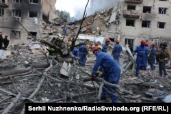 ГСЧС и коммунальщики столицы работают на месте попадания. Киев. Утро 17 июня 2025 года