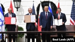 Ministar spoljnih poslova Bahreina Abdulatif al-Zajani, izraelski premijer Benjamin Netanjahu, predsednik SAD Donald Tramp i ministar spoljnih poslova UAE Zajed Al-Nahjan na potpisivanju sporazuma.