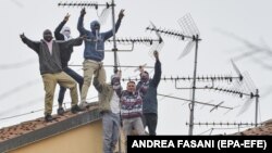 Deținuți pe acoperișul închisorii San Vittore din Milano.
