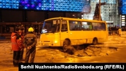 Прорив труби на проїжджій частині у Києві – фоторепортаж