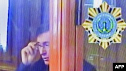 Юрій Луценко на касаційному слуханні 3 квітня 2013 року, відеокадр із телемонітора. Журналістів до зали суду не запросили