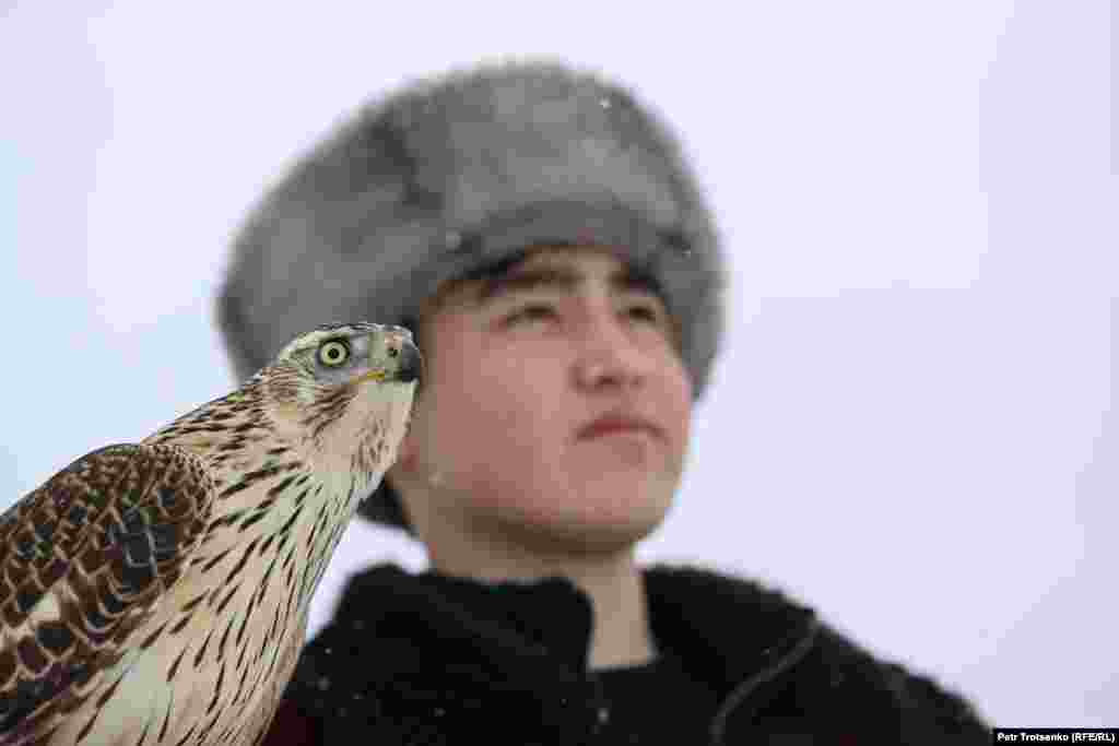 Охотник с ловчей птицей на состязаниях беркутчи &laquo;Сонар-2020&raquo;.