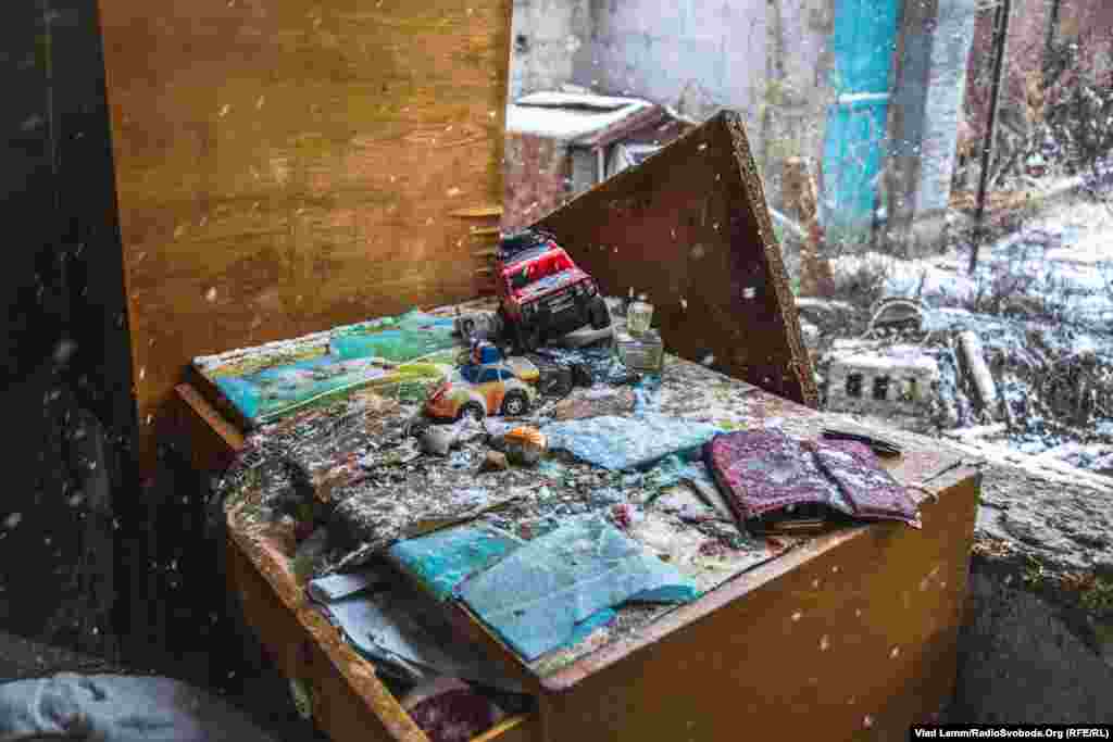 Тепер у цих будинках дитячими іграшками &laquo;грається&raquo; сніг