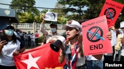 Mianmari tüntetők Rangunban, 2021. február 12. 