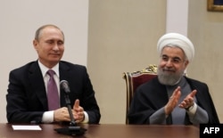 Президент Росії Володимир Путін (ліворуч) та президент Ірану Хассан Рухані у Тегерані. Листопад 2015 року