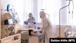 Lélegeztetett, dializált beteget ápolnak a Felső-Szabolcsi Kórház koronavírussal fertőzött betegek ellátására kialakított intenzív osztályán Kisvárdán 2021. április 13-án