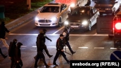Belarusz rohamrendőrök tüntetőkre csapnak le egy Lukasenka-ellenes tüntetésen, 2020. szeptember 23-án, Lukasenka beiktatása után.