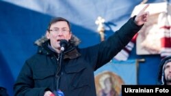 Луценко на сцені Майдану 2 лютого