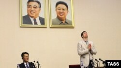 Отто Фредерік Вормбієр (п) на показовій прес-конференції у Пхеньяні після затримання признається у «скоєному злочині», лютий 2016 року