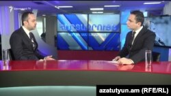 руководитель аппарата премьер-министра Эдуард Агаджанян (слева) в программе «Интервью с Карленом Асланяном», Ереван, 25 января 2019 г.