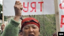 Кыргызстандагы 2005-жылкы Жогорку Кеңешке шайлоо өнөктүгү чоң казаттын башы сыяктуу коогалаң менен башталган.