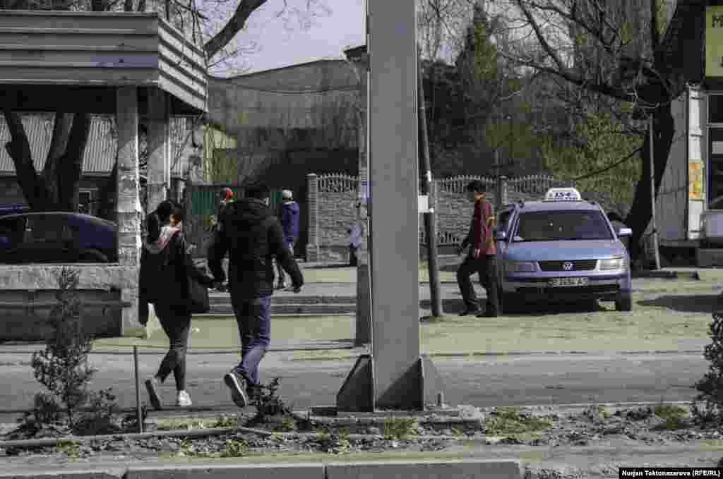 Көчөдө адам саны үзүлбөйт.