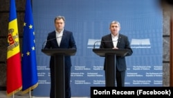 Прем’єр-міністр Дорін Речан (праворуч) оголошує про свій відхід із політики та громадського життя на пресконференції разом із президентом владної Партії дій і солідарності (PAS) Ігорем Гросу, 13 жовтня 2025 року