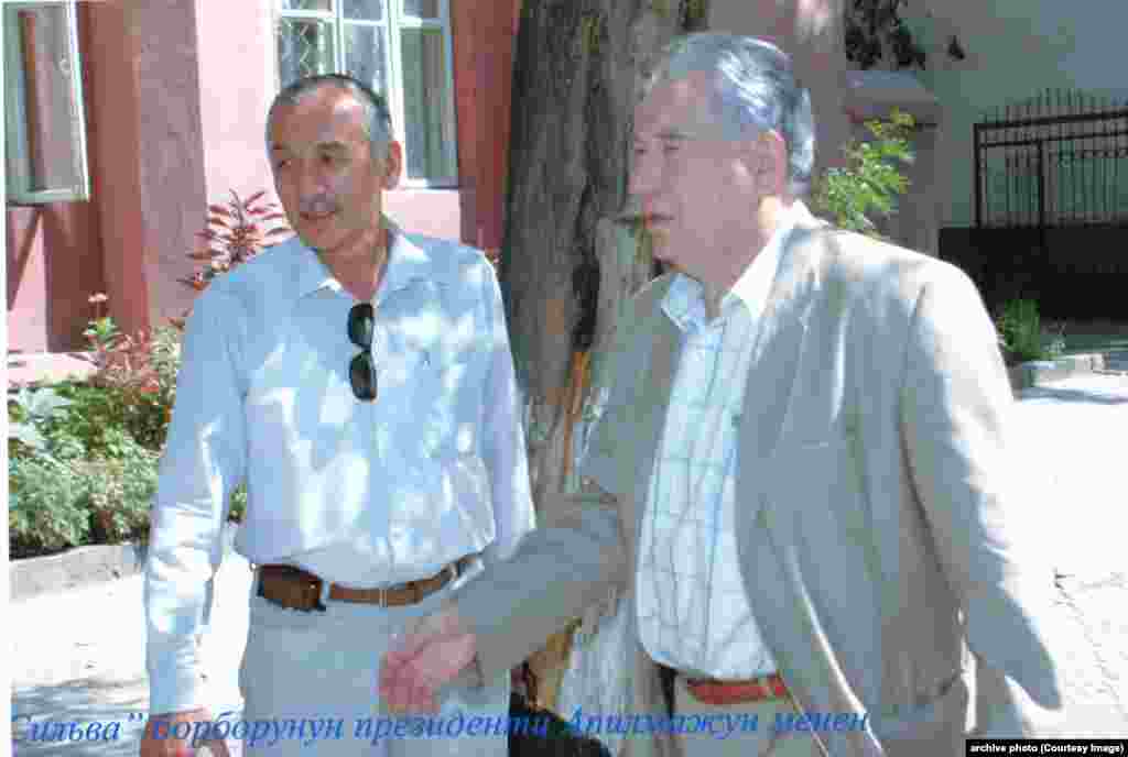 Чингиз Айтматов и Апилмажун Темиралиев.&nbsp;