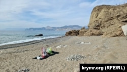 Очищені купки гальки за допомогою хінкалін на пляжі Меганом