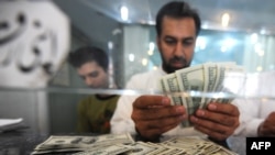 Исламабаддык сарап АКШ долларын саноодо.