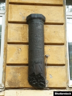 Горельєф на історичному житловому будинку в центрі Одеси, де жив Володимир (Зеєв) Жаботинський. На фото горельєф без одного з його верхніх елементів, який вкрали, а згодом зник і весь горельєфу. Одеса, 2 листопада 2019 року