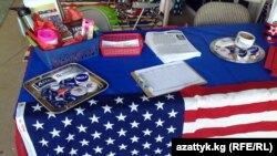 Для всех посетителей предвыборных штабов сотрудниками готовятся специальные столы с сувенирной продукцией, агитирующей за их кандидатов.