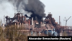 Uzina metalurgică Azovstal din Mariupol, bombardată de forțele ruse. În tunelurile de sub instalațiile industriale mor cu zile sute și sute de civili alături de ultimii apărători ai orașului. Bombardamentele sunt permanente, iar Moscova a mințit de atâtea ori că acceptă evacuarea civililor încât speranțele sunt minime.