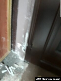 Дверь Кучеренко была закрыта и запаяна, но на полу в подъезде хорошо видны следы взлома.