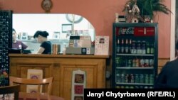 Жибек-Жолу ресторанына иш күндөрү көбүнчө кыргыз таксисттери келишет.