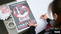 Під час флешмобу біля одного із супермаркетів із закликом «Не купуй російське!». Київ, 19 березня 2014 року