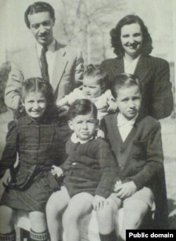 ّشاپور بختیار در کنار همسر نخستش مادلن و فرزندانشان گیو، ویوین، فرانس و پاتریک